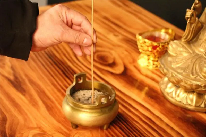 老人离世后，什么时候开始“上香”？老传统不能忘