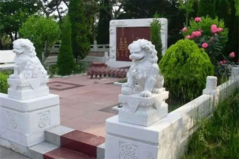 关于墓地的石狮子