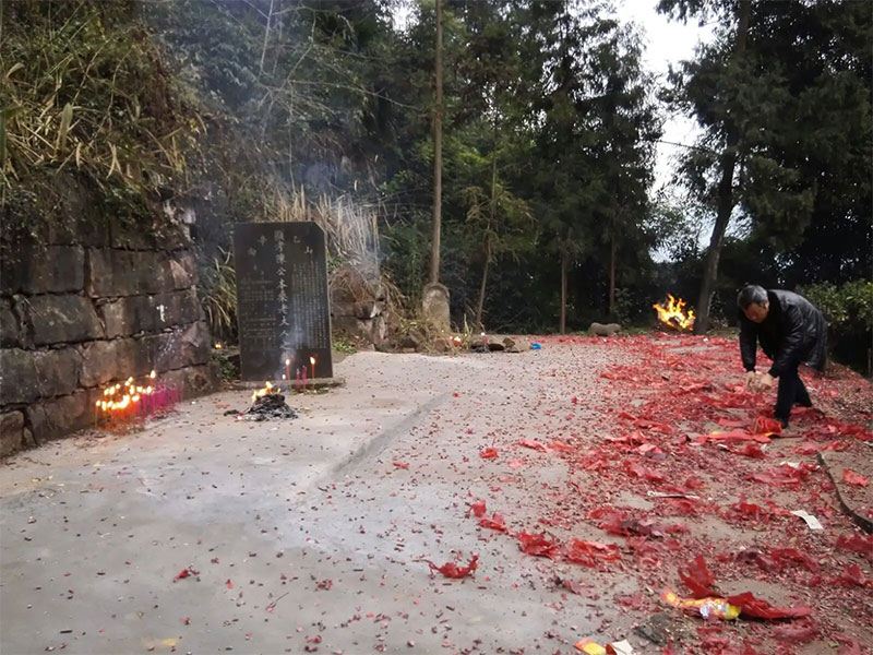 去墓地烧几根香有什么意义
