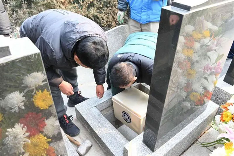 骨灰盒下葬女儿必须去吗