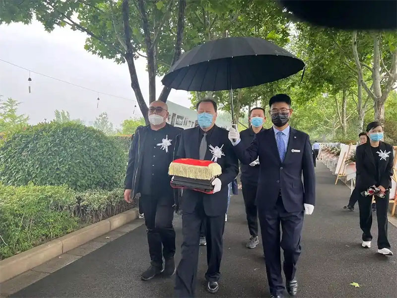 骨灰下葬遇见雨雪天气好不好