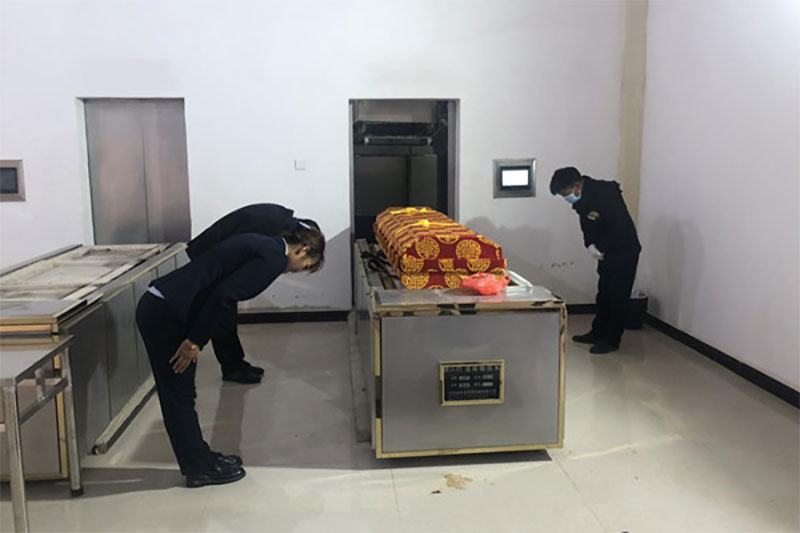在火化时，寿衣要脱下来吗