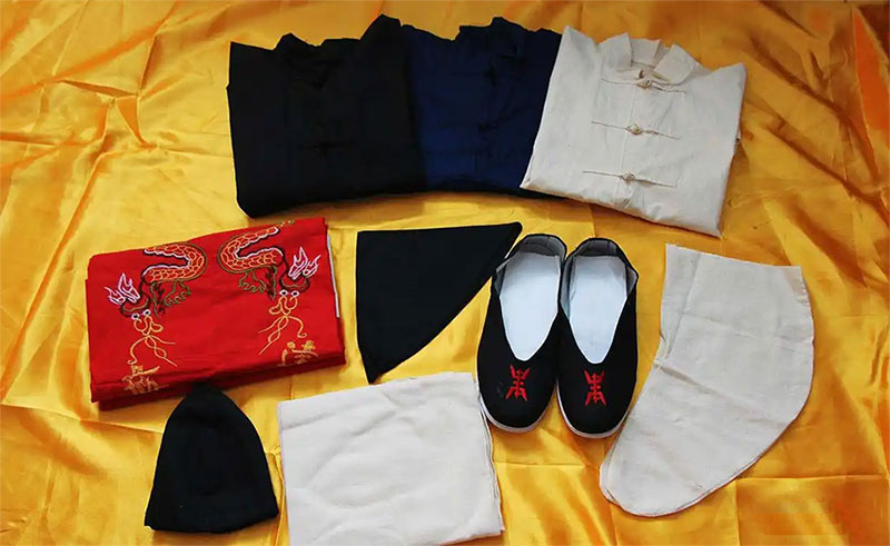 寿衣甄选要诀：身份、习俗与情感的交织考量