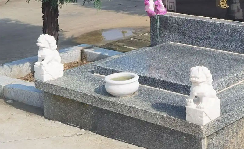 墓地摆放的石狮子：传统与文化的交织