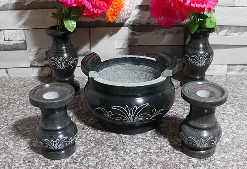 亲人去世后，在昆明墓地安葬时需要准备哪些陪葬品