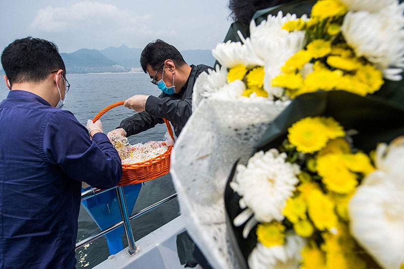在波涛中寄托哀思：海葬后每年怎么祭奠逝者！