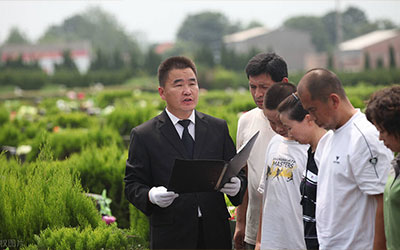 短评：以平常心对待殡葬从业者