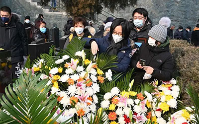 安葬的吉日和时辰也是特别的重要