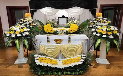 昆明殡葬一条龙是否提供紧急联系人和专业咨询服务？