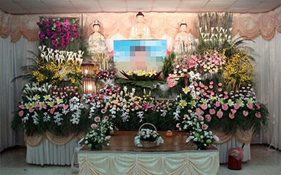 市民选择昆明殡葬一条龙时需要注意合同条款吗？