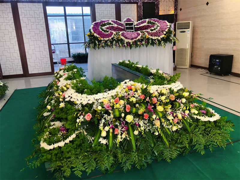 昆明丧葬服务机构是否提供灵车和花圈等物品的租赁