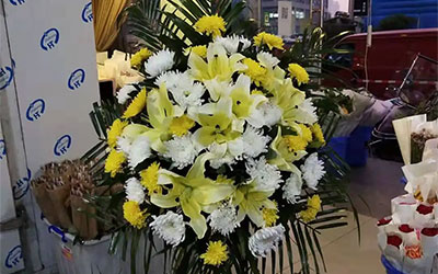 昆明丧葬服务是否提供悼词和追思会的组织？