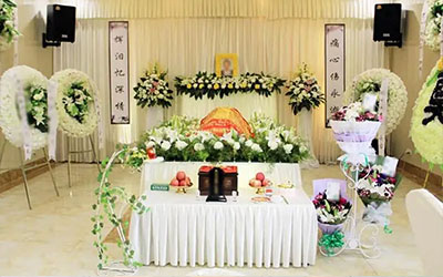 白事一条龙服务费用是否还包括服务人员的费用？