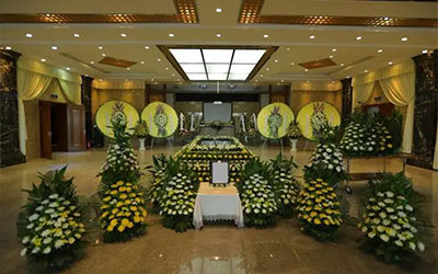 白事一条龙服务中的葬礼车队和行列是否由服务机构安排？