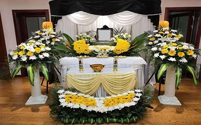 如何与服务机构协商和确定白事一条龙服务的预算？