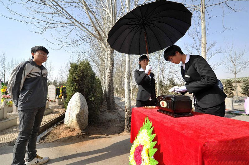 昆明的传统丧葬礼仪是什么？昆明丧葬活动的流程和步骤