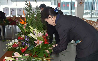 白事一条龙服务中的悼词和挽联是否由服务机构提供？