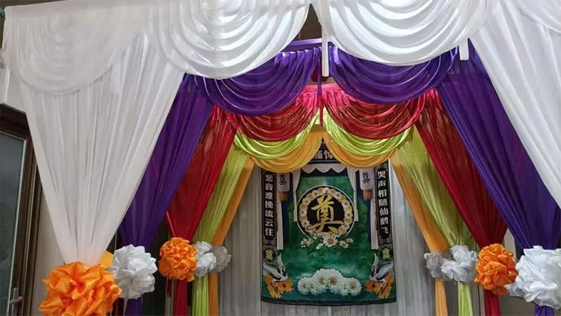 在选择殡葬服务一条龙时，应该考虑哪些因素