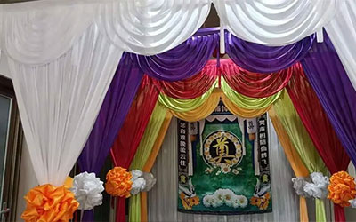 在选择殡葬服务一条龙时，应该考虑哪些因素？