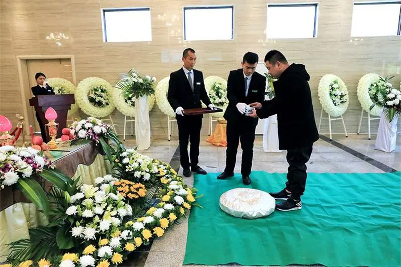 尊重生命，铭记永恒：昆明殡葬服务公司为市民送别逝去的亲人