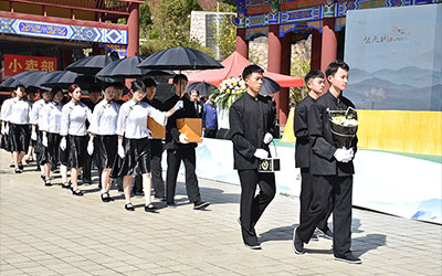 你hold得住这样的殡葬仪式吗？