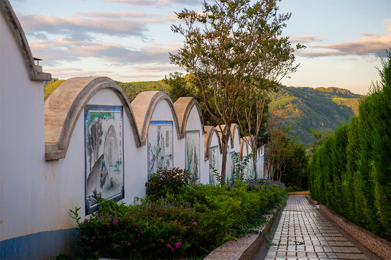 昆明抚仙湖人文纪念园墓区环境 昆明抚仙湖人文纪念园公墓环境